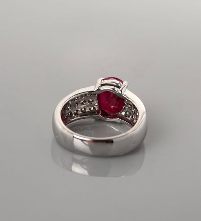 null White gold ring, 750 MM, set with an oval ruby weighing 2.94 carats accompanied...
