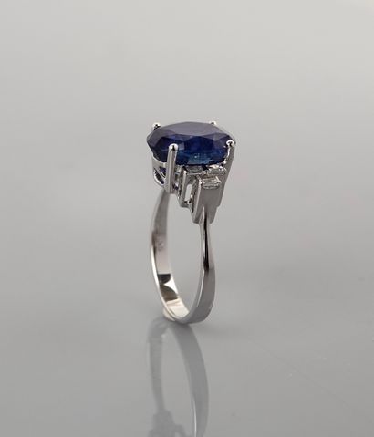 null Ring in white gold, 750 MM, set with an oval Ceylon sapphire, beautiful color,...