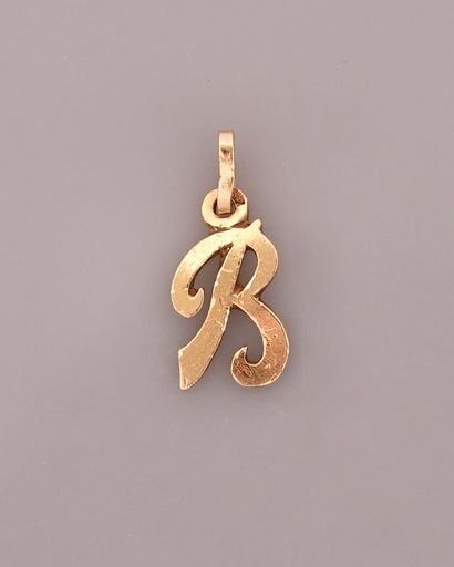 null Small pendant drawing the letter B in yellow gold, 750 MM, height 1.5 cm, weight:...