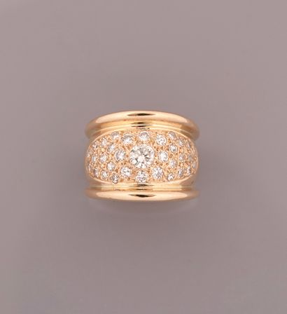 null Yellow gold ring, 750 MM, set with diamonds in pavement totaling 1 carat, width...