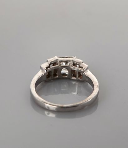 null Bague en or gris, 750 MM, ornée d'un diamant taille princesse pesant 1,01 carat...