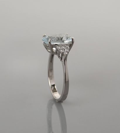null Ring in white gold, 750 MM, set with an oval aquamarine weighing 3.15 carats...