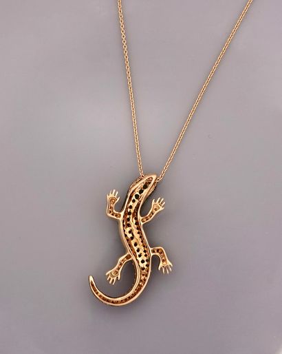 null Chain and pendant drawing a lizard in yellow gold, 750 MM, covered with tsavorites...