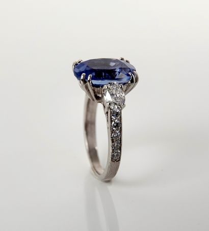 null White gold ring, 750 MM, set with an oval sapphire weighing 5.97 carats accompanied...