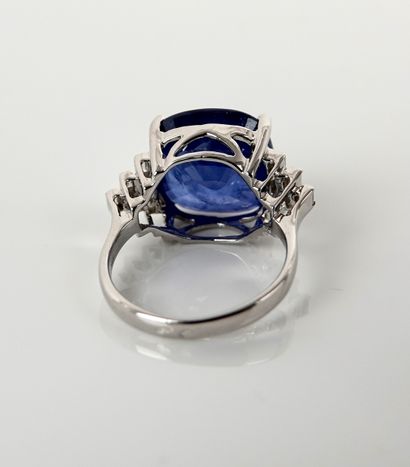 null Ring in white gold, 750 MM, set with a cushion-cut sapphire weighing 10.29 carats,...