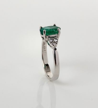 null Ring in white gold, 750 MM, set with an oval emerald weighing 1.90 carat approximately,...