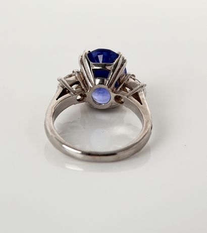 null White gold ring, 750 MM, set with an oval sapphire weighing 5.97 carats accompanied...