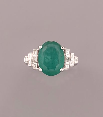 null White gold ring, 750 MM, set with an oval emerald weighing 3.91 carats, with...