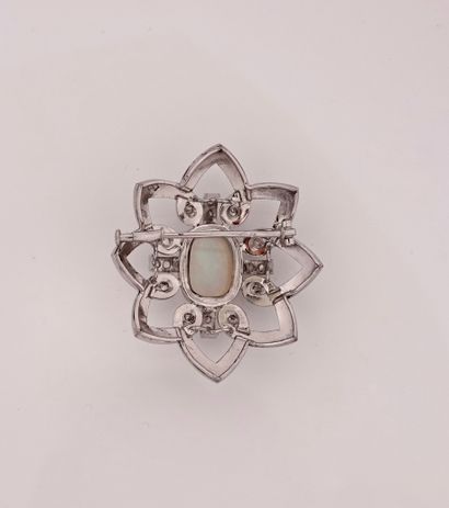 null Brooch drawing a flower blooming in white gold, 750 MM, smoothed, centered of...