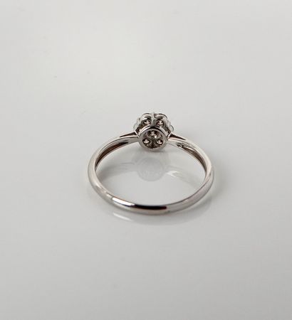 null Fleurette ring in white gold, 750 MM, set with diamonds totaling about 0.40...