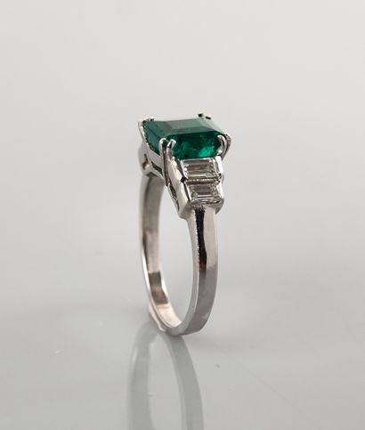 null White gold ring, 750 MM, set with a rectangular emerald weighing 1.82 carat...