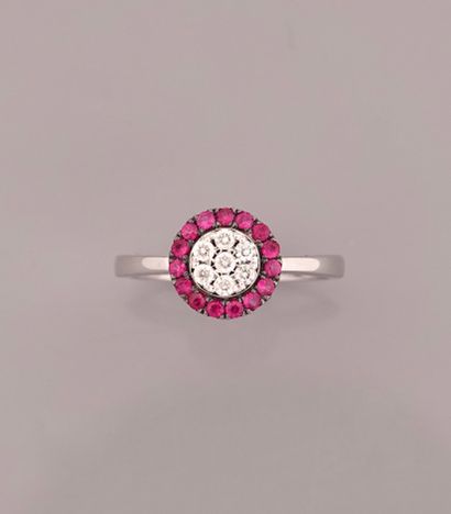 null Round ring in white gold, 750 MM, centered with diamonds surrounded by rubies,...
