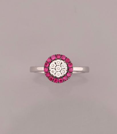 null Bague ronde en or gris, 750 MM, centrée de diamants entourés de rubis, taille...