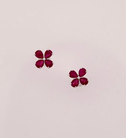 null Boucles d'oreilles Fleur en or gris, 750 MM, ornées de rubis taille poire total...