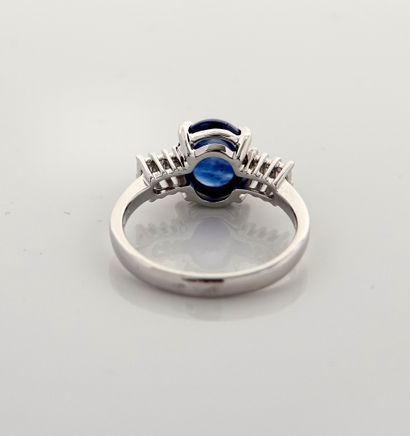 null Ring in white gold, 750 MM, set with a cabochon sapphire weighing 2.90 carats...