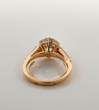 null Bague solitaire en or jaune, 750 MM, ornée d'un diamant rond demi-taille pesant...