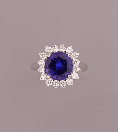null White gold ring, 750 MM, set with a round tanzanite weighing 4.04 carats, beautiful...