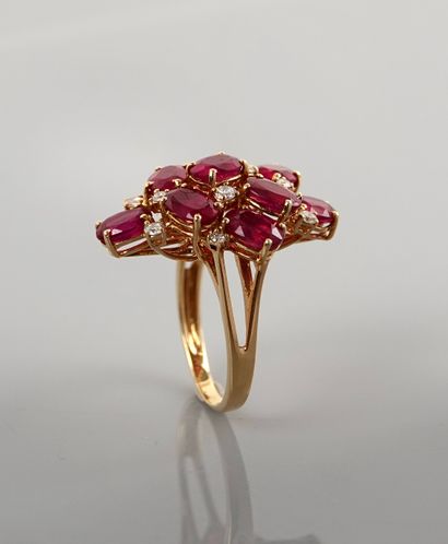 null Yellow gold ring, 750 MM, covered with treated rubies totaling 5.50 carats interspersed...
