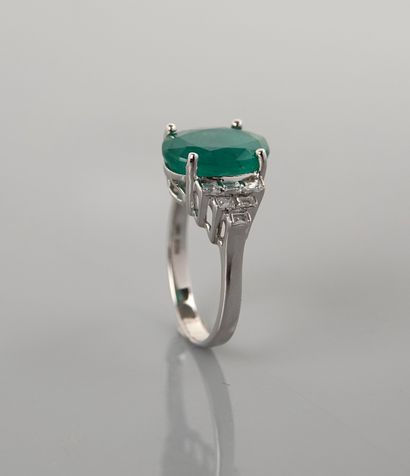 null White gold ring, 750 MM, set with an oval emerald weighing 3.91 carats, with...
