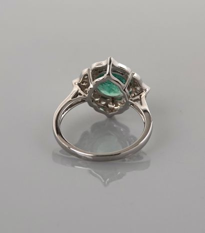 null White gold ring, 750 MM, centered on a round emerald weighing 2.20 carats in...