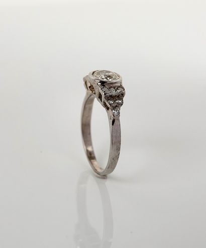null White gold ring, 750 MM, centered on a diamond weighing approximately 1 carat,...