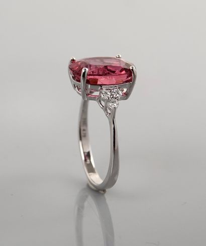 null Bague en or gris, 750 MM, ornée d'une tourmaline rose ovale pesant 4,79 carats...