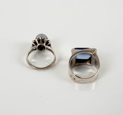 null Two rings in silver 925 MM, one decorated with a blue stone emerald and the...