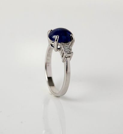null Ring in white gold, 750 MM, set with a cabochon sapphire weighing 2.90 carats...