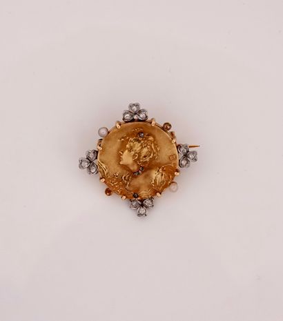Art Nouveau. Round brooch in yellow gold,...