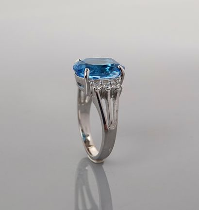 null Ring in white gold, 750 MM, set with an oval topaz weighing 7 carats with six...