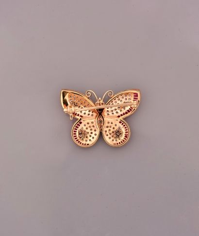 null Brooch drawing a butterfly in yellow gold, 750 MM, covered with diamonds total...