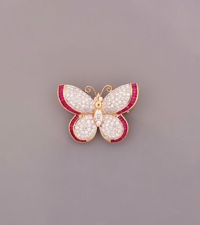 null Broche dessinant un papillon d'or jaune, 750 MM, recouvert de diamants total...