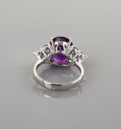 null White gold ring, 750 MM, set with an oval/cushion amethyst weighing 4.35 carats,...