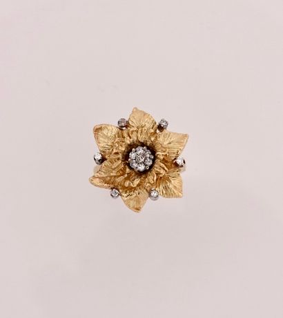 Ring drawing a flower in yellow gold, 750...