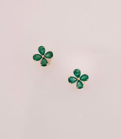 null Flower earrings in white gold, 750 MM, set with pear-cut emeralds totaling 1.10...