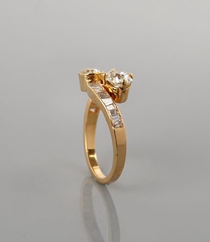 null Yellow gold ring, 750 MM, adorned with a round diamond facing an oval diamond...