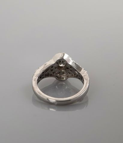null Bague plate au motif ovale en or gris, 750 MM, recouverte de diamants ronds...
