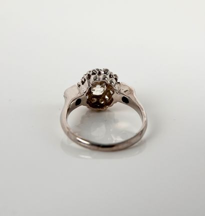 null Bague en or gris, 750 MM, centrée d'un diamant ovale taille ancienne pesant...