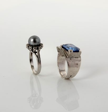 null Two rings in silver 925 MM, one decorated with a blue stone emerald and the...