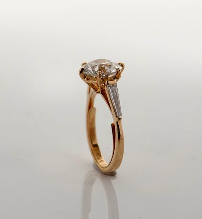 null Bague solitaire en or jaune, 750 MM, ornée d'un diamant rond demi-taille pesant...