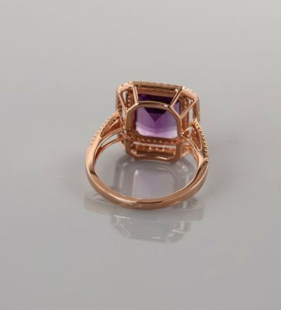 null Pink gold ring, 750 MM, set with an emerald-cut amethyst weighing 4.10 carats...