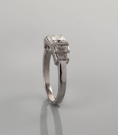 null Ring in white gold, 750 MM, set with a princess cut diamond weighing 1.01 carat...