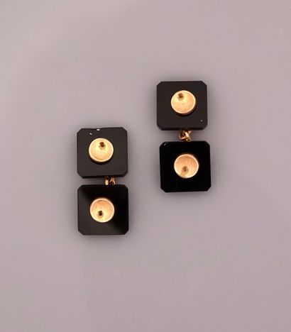 null Pair of gold cufflinks, 750 MM, each adorned with two cushion-cut onyx lozenges...