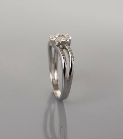 null Fleurette ring in white gold, 750 MM, set with diamonds totaling about 0.50...
