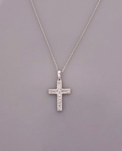 null Chaîne et pendentif croix en or gris , 750 MM, soulignée de diamants trapèze...