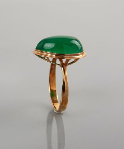 null Yellow gold ring, 750 MM, set with a pear-cut jade weighing about 1.20 carat,...