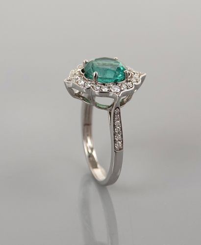 null White gold ring, 750 MM, centered on a round emerald weighing 2.20 carats in...
