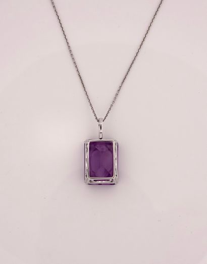 null Chain and pendant in white gold, 750 MM, set with an emerald-cut amethyst weighing...