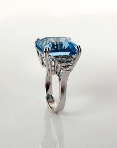 null White gold ring, 750 MM, set with a radian-cut blue topaz weighing about 21...