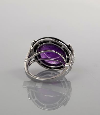 null Round ring in white gold, 750 MM, set with a round cabochon of amethyst weighing...